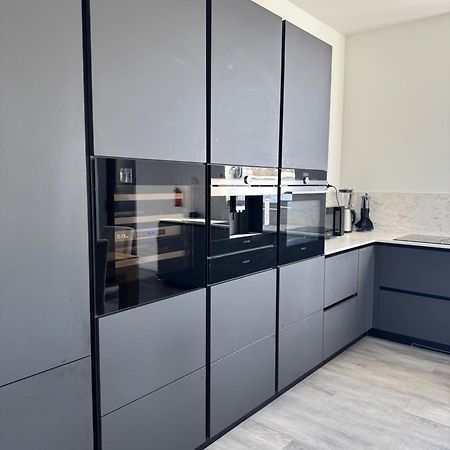Appartement Loft épuré avec parking privé. à Saint-Symphorien-dʼOzon Extérieur photo